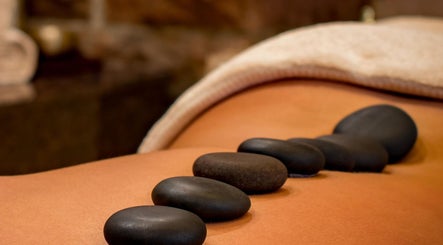 Hot stone massage at Ç-Spa: Beauty & Wellness in Willemstad, Curaçao, BQ enhances relaxation and wellness.