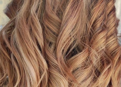 Golden curls hairstyle at Miliana Bernardo in Faro, Faro, PT. Elegantly styled for stunning beauty.