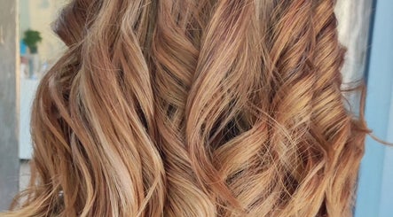 Golden curls hairstyle at Miliana Bernardo in Faro, Faro, PT. Elegantly styled for stunning beauty.