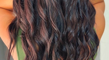 Luxurious wavy hairstyle at Miliana Bernardo, Faro, Faro, PT. Perfect for enhancing natural elegance and beauty.