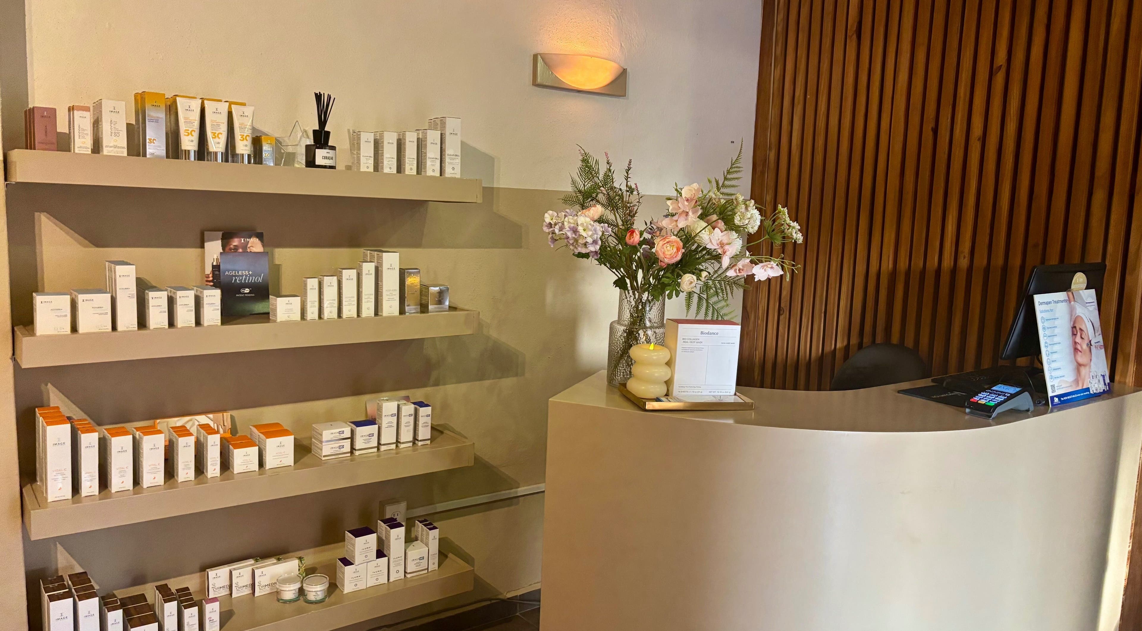 Receptie met schoonheidsproducten bij Skin Innovation Aesthetic Dermatology in Willemstad, Curaçao, CW.