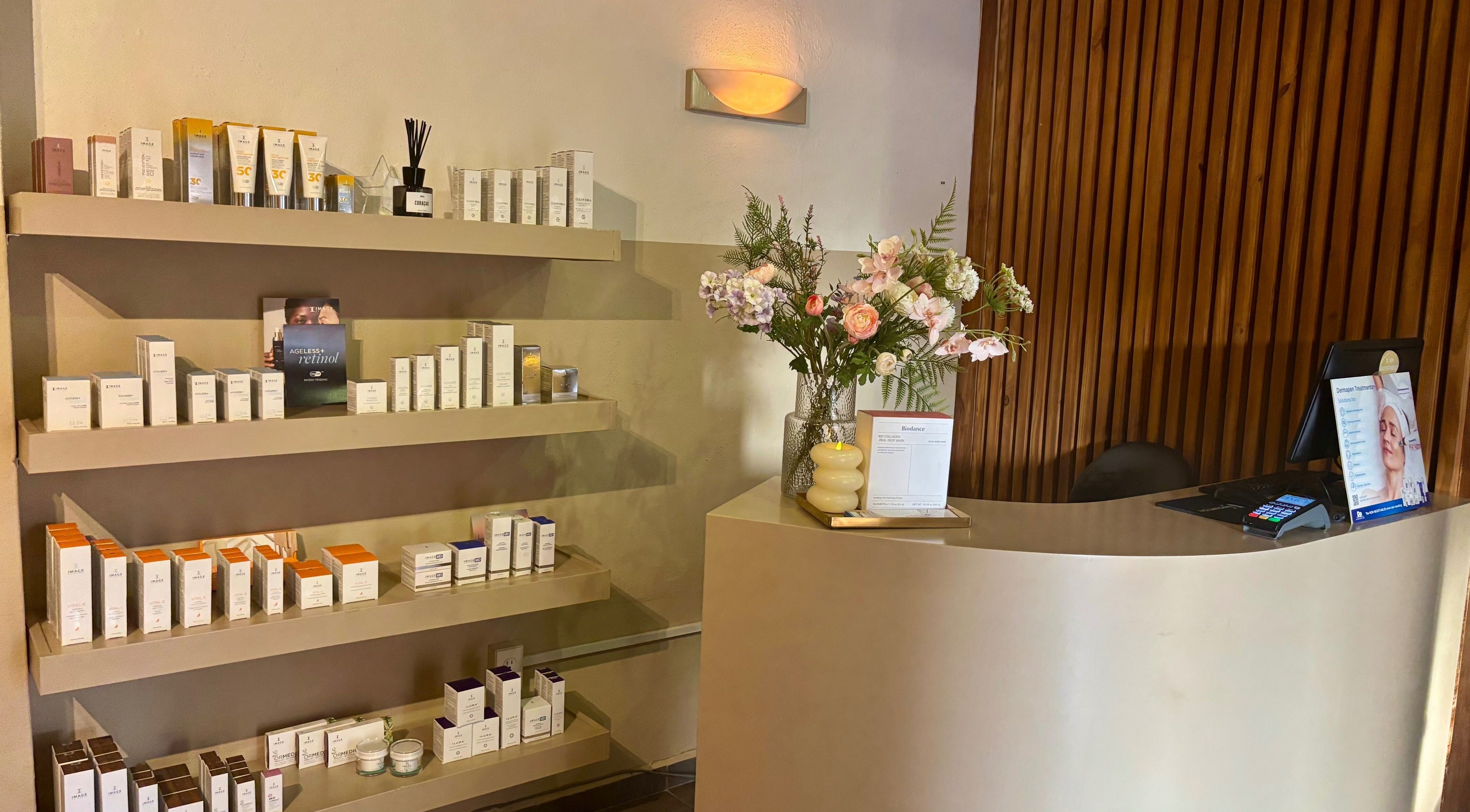 Receptie met schoonheidsproducten bij Skin Innovation Aesthetic Dermatology in Willemstad, Curaçao, CW.