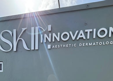 Buitensign Skin Innovation Aesthetic Dermatology bij zonlicht in Willemstad, Curaçao, CW.