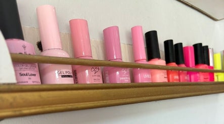 Esmaltes en colores vibrantes en SF BEAUTY STUDIO, La Tablada, Provincia De Buenos Aires, AR.