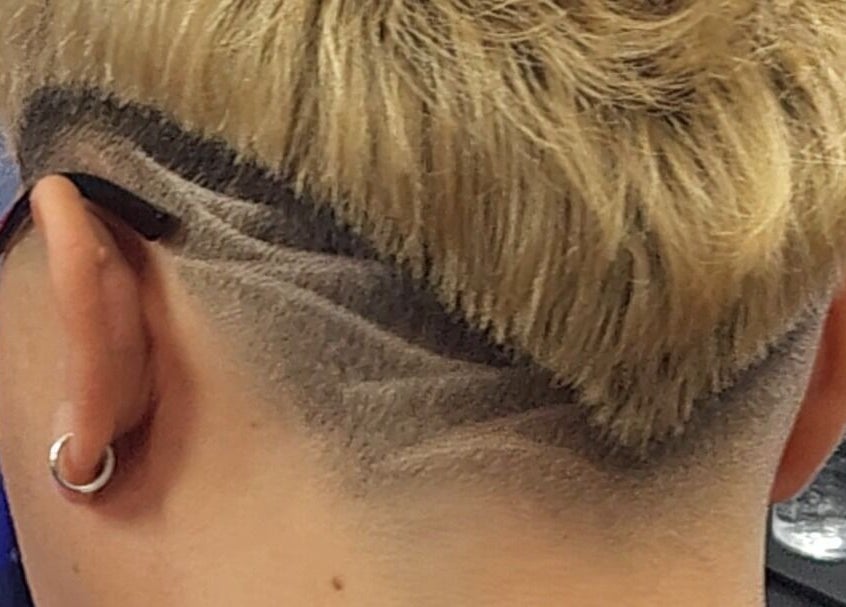 Detalle de un corte moderno en Castillo barbers, Talca, Maule, CL, mostrando diseño creativo en el cabello.