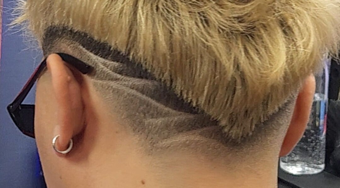 Detalle de un corte moderno en Castillo barbers, Talca, Maule, CL, mostrando diseño creativo en el cabello.