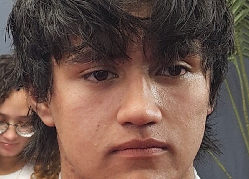 Joven con corte moderno en Castillo barbers, ubicada en Talca, Maule, CL.