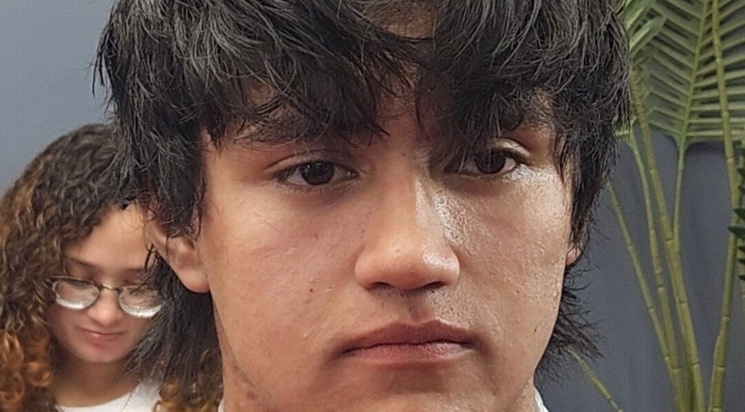 Joven con corte moderno en Castillo barbers, ubicada en Talca, Maule, CL.