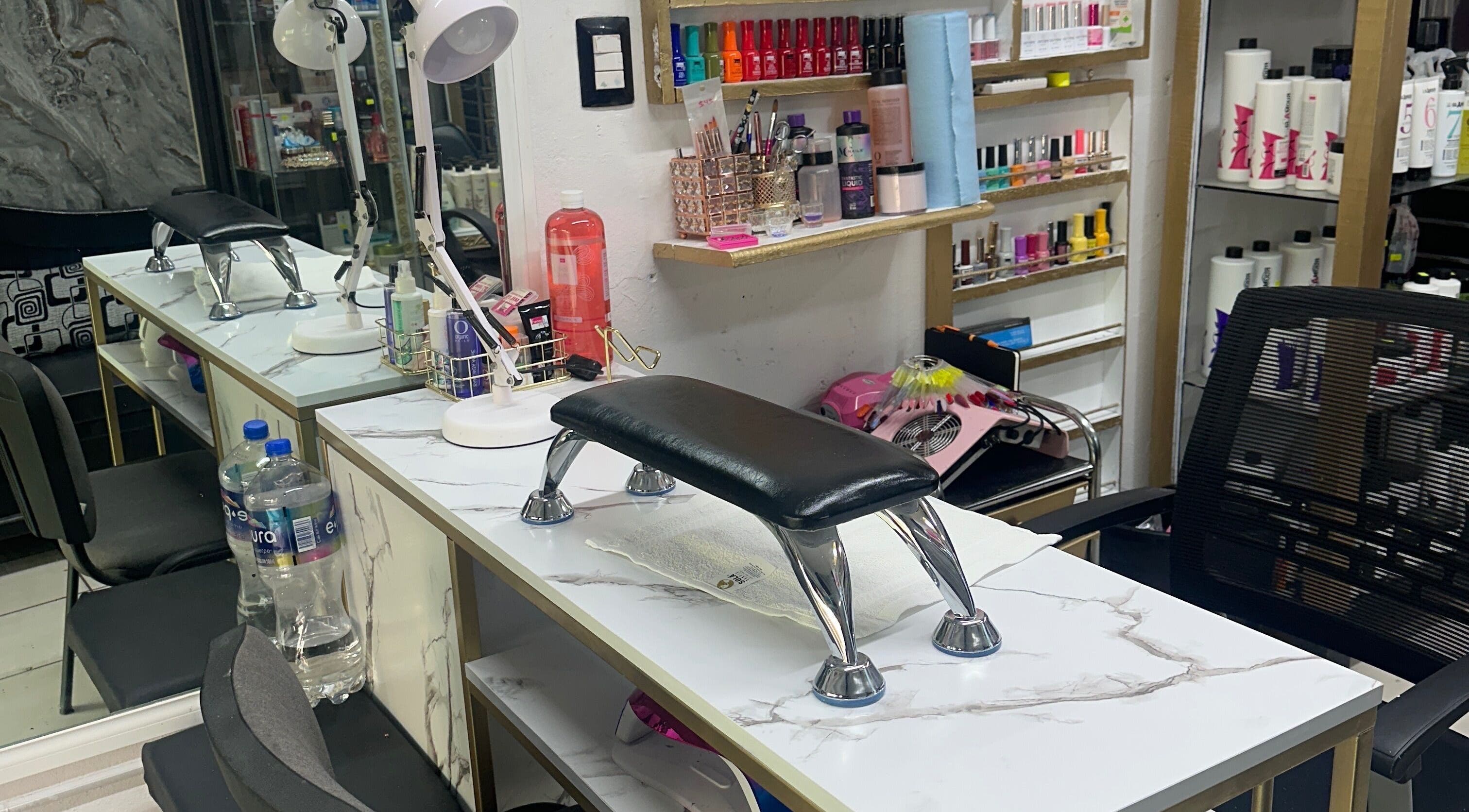 Estación de manicura en Paola Nail, Ciudad Lázaro Cárdenas, Michoacán, MX, con herramientas y esmaltes.