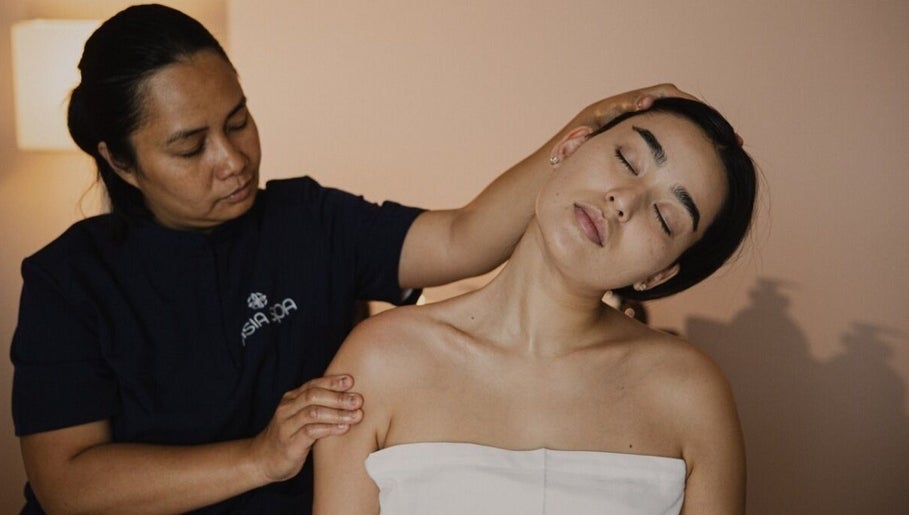Терапевт проводит массаж шеи в Asia Spa LLC-FZ, Дубай, Дубай, AE.
