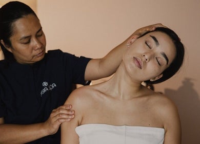 Терапевт проводит массаж шеи в Asia Spa LLC-FZ, Дубай, Дубай, AE.