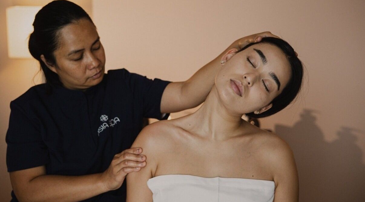 Терапевт проводит массаж шеи в Asia Spa LLC-FZ, Дубай, Дубай, AE.