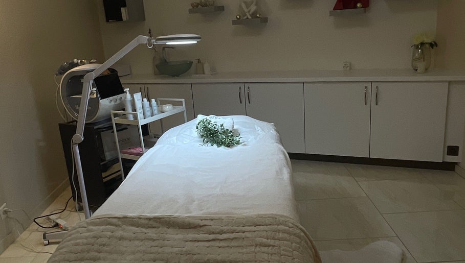 Salle de soins apaisante à l'Institut Reflet de Beauté, Bussigny, Vaud, CH, avec table de massage et plantes.