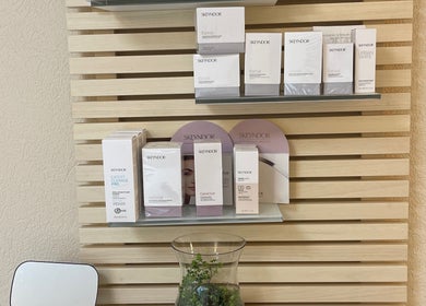 Produits de soin Skeyndor sur étagère à Institut Reflet de Beauté, Bussigny, Vaud, CH.