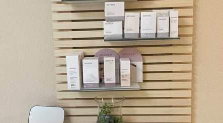 Produits de soin Skeyndor sur étagère à Institut Reflet de Beauté, Bussigny, Vaud, CH.