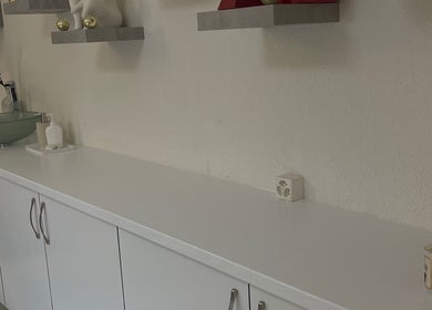 Comptoir élégant chez Institut Reflet de Beauté à Bussigny, Vaud, CH avec décorations et accessoires.