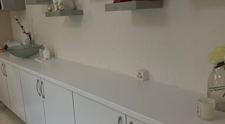 Comptoir élégant chez Institut Reflet de Beauté à Bussigny, Vaud, CH avec décorations et accessoires.