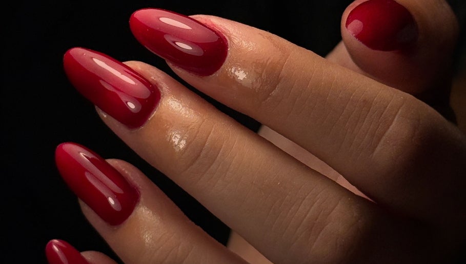 Manucure rouge éclatante à AD Institut, Rothau, Grand Est, FR, mettant en valeur des ongles brillants.