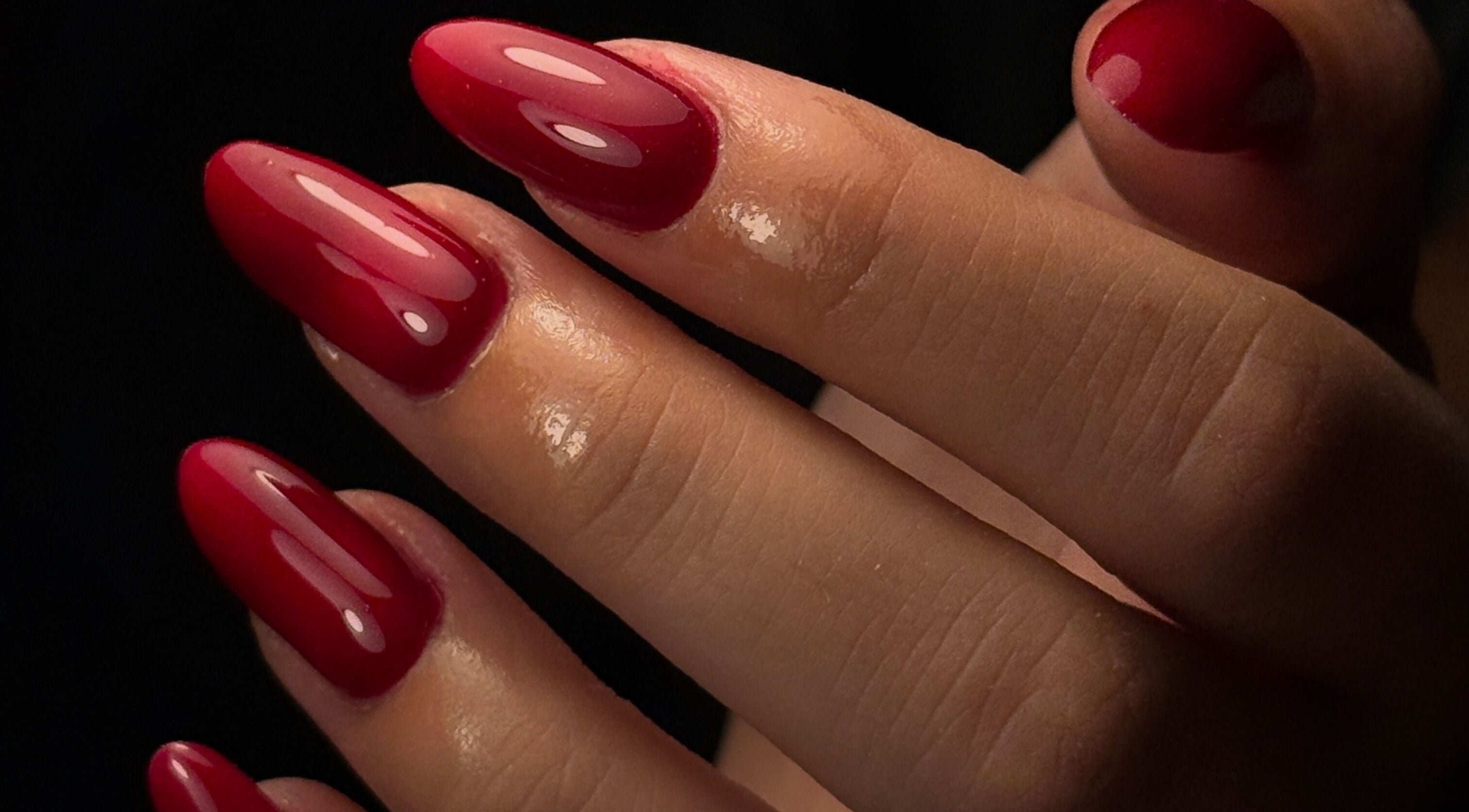 Manucure rouge éclatante à AD Institut, Rothau, Grand Est, FR, mettant en valeur des ongles brillants.