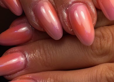 Manucure gelée rose brille à AD Institut, Rothau, Grand Est, FR, mettant en valeur des ongles élégants.