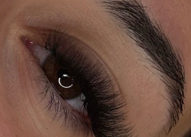 Extension de cils chez AD Institut à Rothau, Grand Est, FR, affichant un œil magnifiquement souligné.