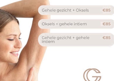 Vrouw toont glimlach bij Glowgarden, Enschede, Overijssel, NL. Kortingsaanbiedingen voor gezicht en oksels zichtbaar.