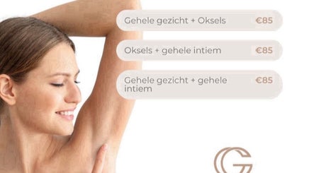 Vrouw toont glimlach bij Glowgarden, Enschede, Overijssel, NL. Kortingsaanbiedingen voor gezicht en oksels zichtbaar.