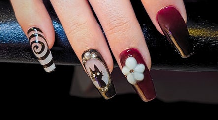 Nail art créatif chez Effet Déesse, Crêts En Belledonne, Auvergne-rhône-alpes, FR, avec des designs uniques.