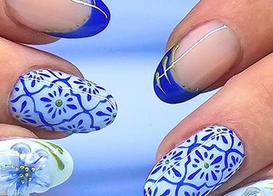 Design floral bleu sur ongles chez Effet Déesse, Crêts En Belledonne, Auvergne-rhône-alpes, FR.