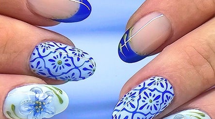 Design floral bleu sur ongles chez Effet Déesse, Crêts En Belledonne, Auvergne-rhône-alpes, FR.