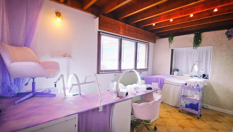 Intérieur du salon Effet Déesse, Crêts En Belledonne, Auvergne-Rhône-Alpes, FR, avec un éclairage doux.