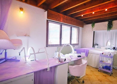 Intérieur du salon Effet Déesse, Crêts En Belledonne, Auvergne-Rhône-Alpes, FR, avec un éclairage doux.