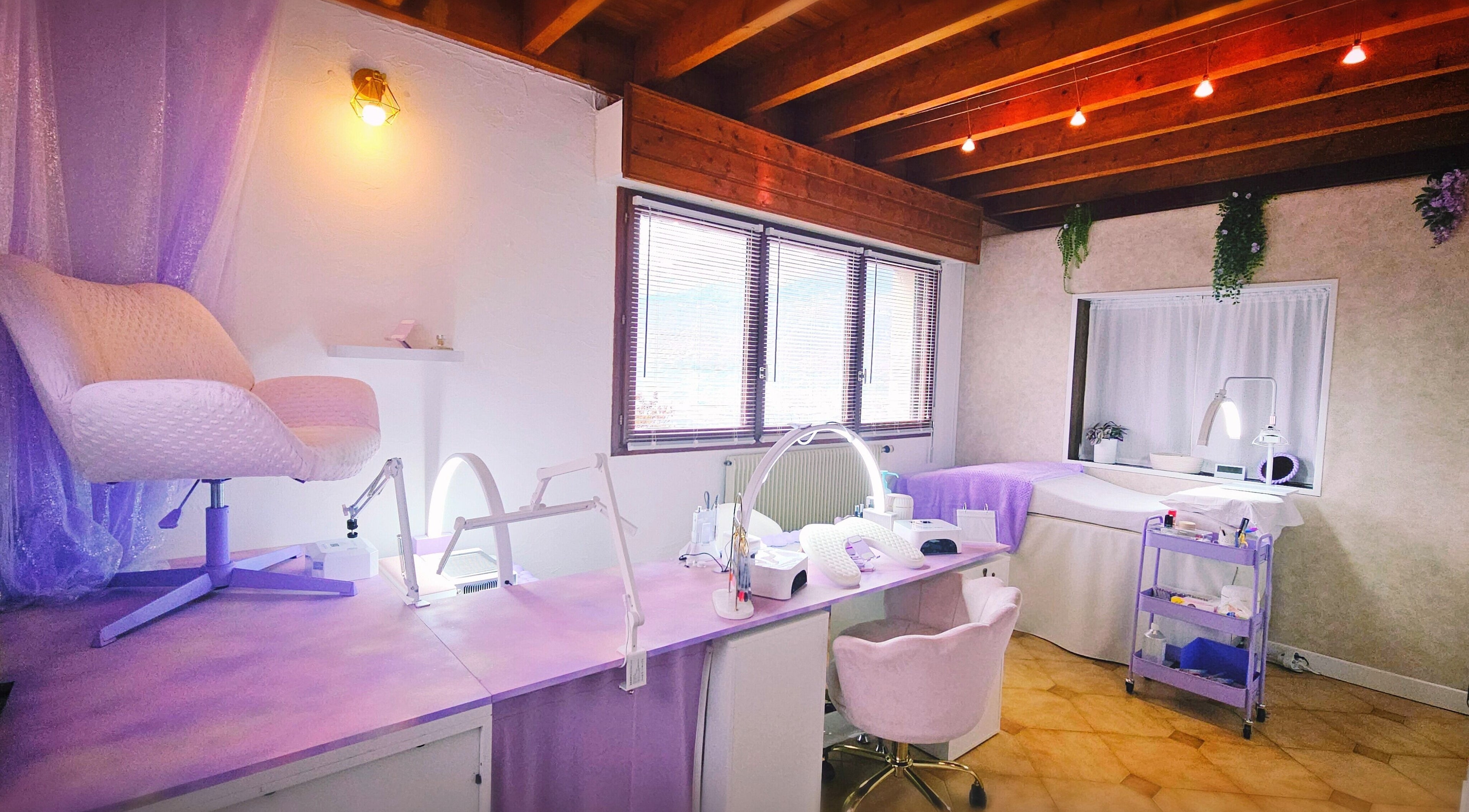 Intérieur du salon Effet Déesse, Crêts En Belledonne, Auvergne-Rhône-Alpes, FR, avec un éclairage doux.