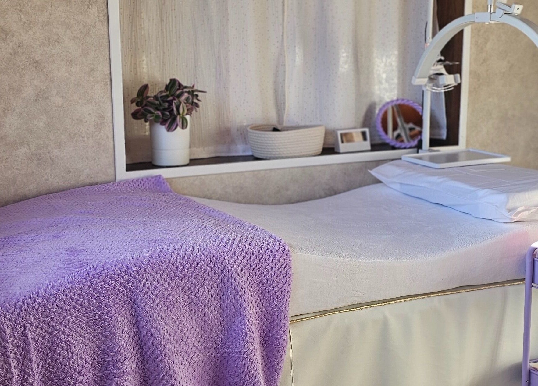 Table de soin avec couverture violette à Effet Déesse, Crêts En Belledonne, Auvergne-rhône-alpes, FR.