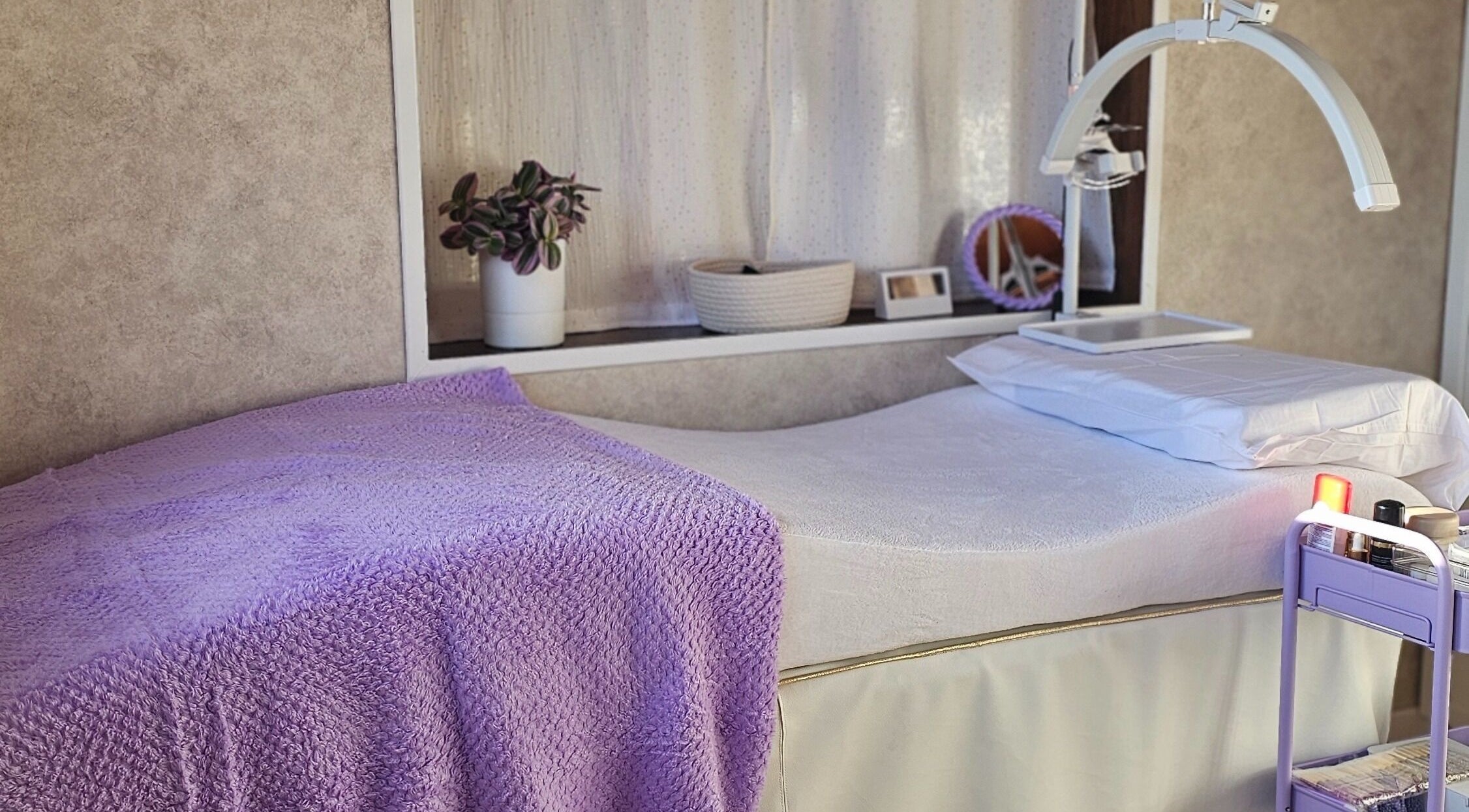 Table de soin avec couverture violette à Effet Déesse, Crêts En Belledonne, Auvergne-rhône-alpes, FR.