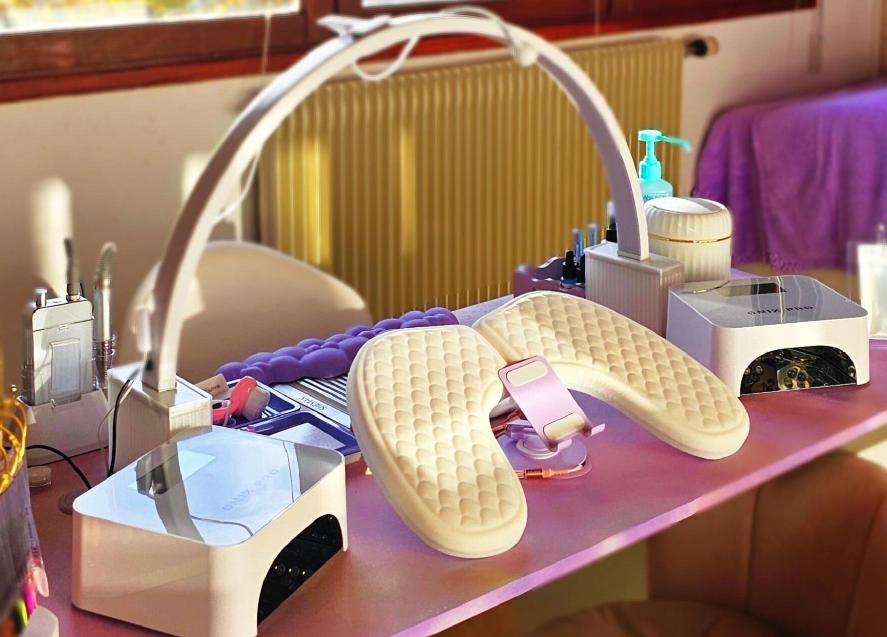 Station de manucure moderne chez Effet Déesse, Crêts En Belledonne, Auvergne-rhône-alpes, FR.