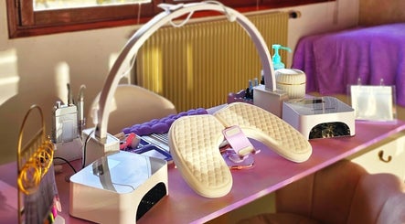 Station de manucure moderne chez Effet Déesse, Crêts En Belledonne, Auvergne-rhône-alpes, FR.