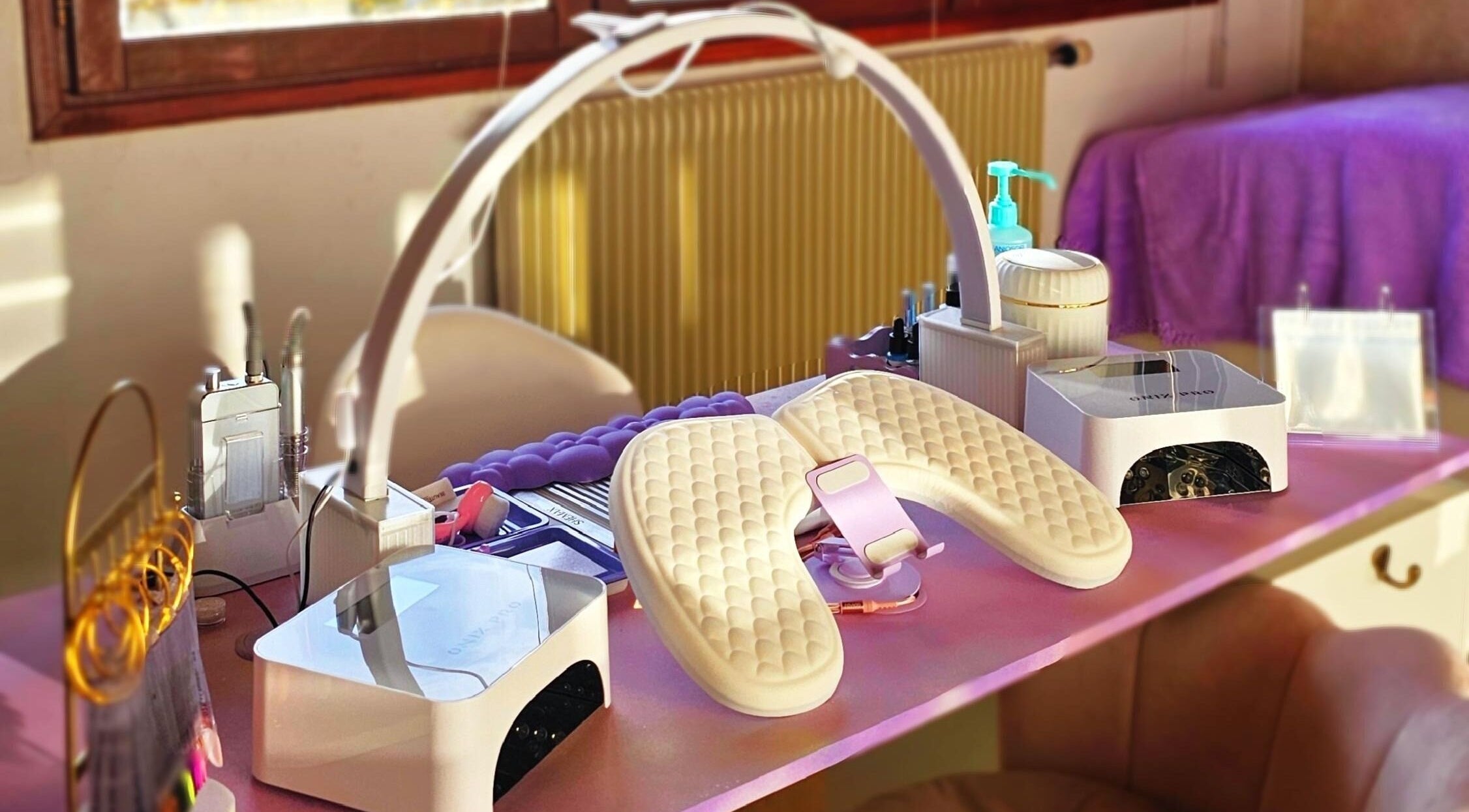 Station de manucure moderne chez Effet Déesse, Crêts En Belledonne, Auvergne-rhône-alpes, FR.