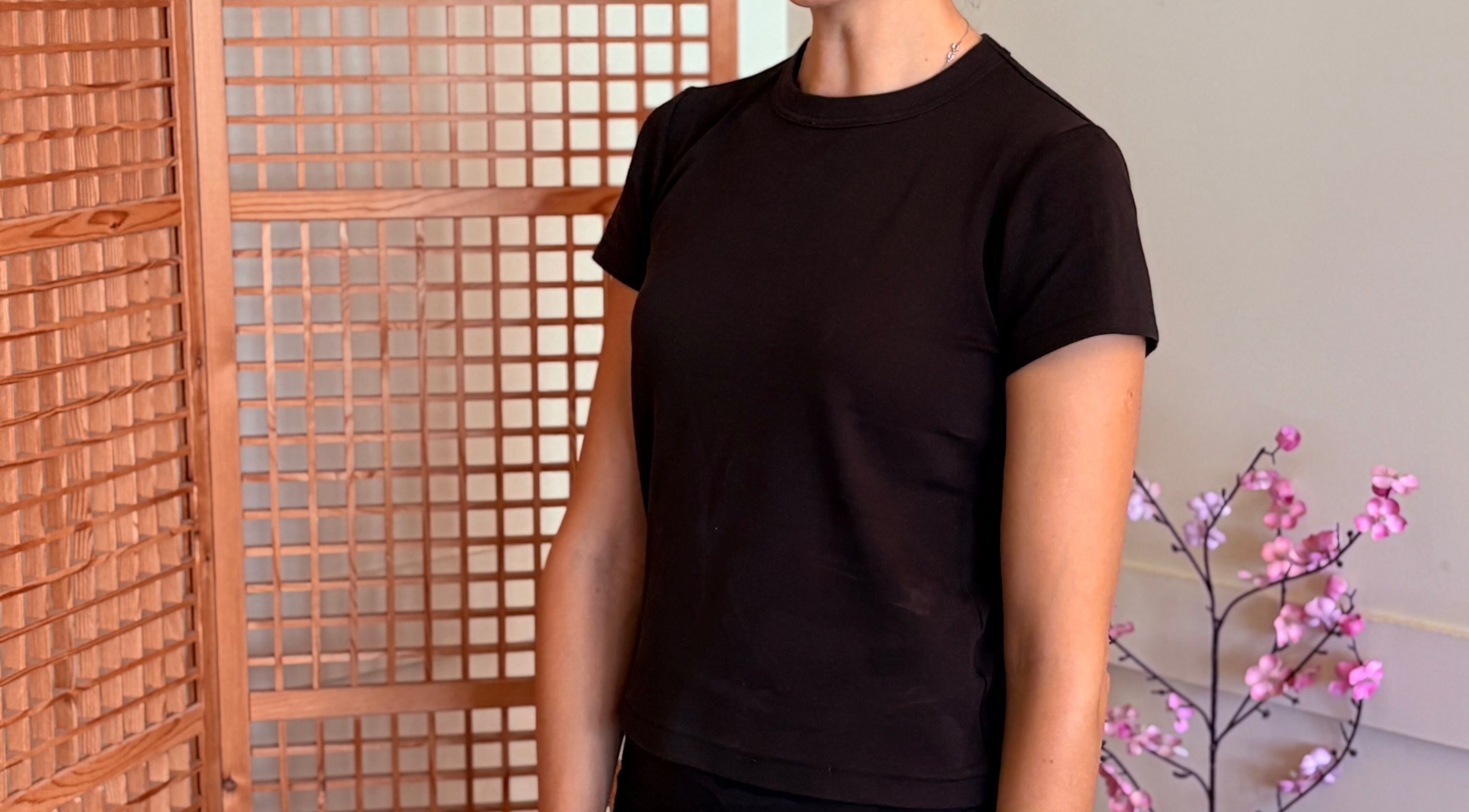 Tranquil space at Kaizen Clinic, Haslemere, England, GB, featuring a calm decor with flowers.