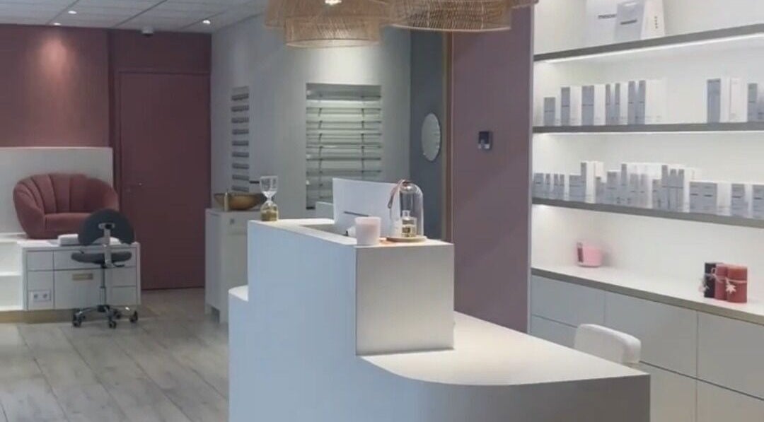 Pure Nails AS salonas Rotterdam mieste, šviesus interjeras su elegantiškais baldais.