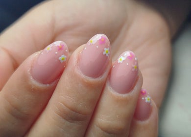 Manicura floral con esmalte pastel en MARIA RESINA BEAUTY SALON, Almería, Andalucía, ES.