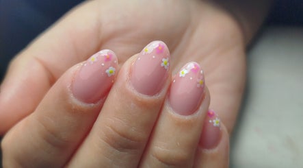 Manicura floral con esmalte pastel en MARIA RESINA BEAUTY SALON, Almería, Andalucía, ES.