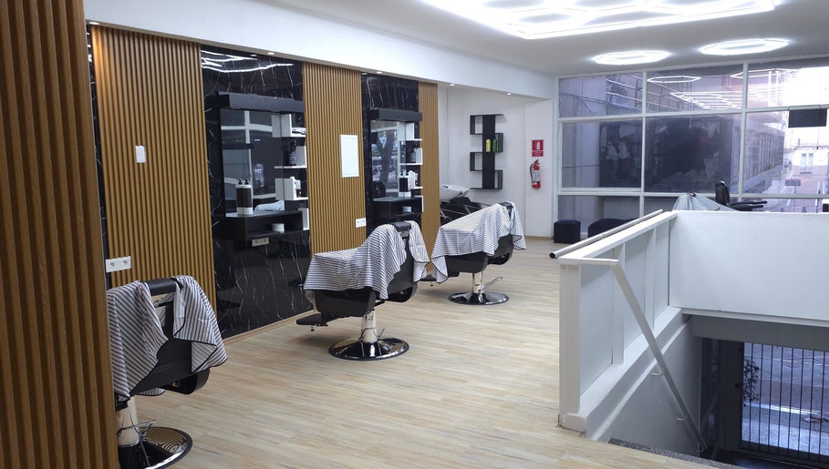 Interior del Silla Real Barber Studio en Montevideo, Departamento De Montevideo, UY, mostrando sillones de barbero modernos.