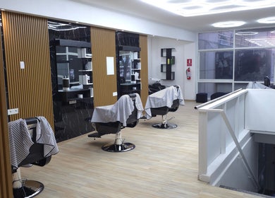 Interior del Silla Real Barber Studio en Montevideo, Departamento De Montevideo, UY, mostrando sillones de barbero modernos.
