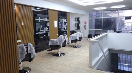 Interior del Silla Real Barber Studio en Montevideo, Departamento De Montevideo, UY, mostrando sillones de barbero modernos.