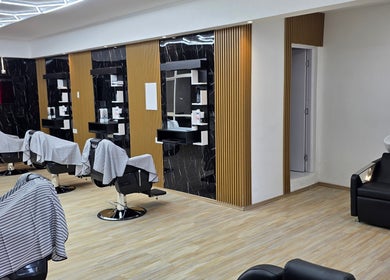 Interior moderno de Silla Real Barber Studio en Montevideo, Departamento De Montevideo, UY, con sillas y lavabo.