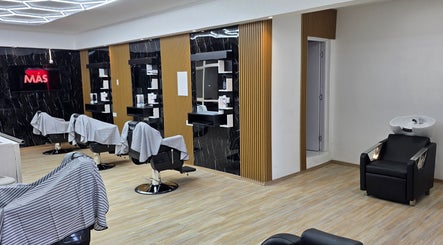 Interior moderno de Silla Real Barber Studio en Montevideo, Departamento De Montevideo, UY, con sillas y lavabo.
