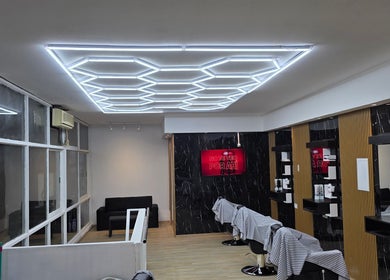 Interior moderno de Silla Real Barber Studio en Montevideo, Departamento De Montevideo, UY, con iluminación LED.