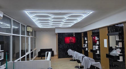 Interior moderno de Silla Real Barber Studio en Montevideo, Departamento De Montevideo, UY, con iluminación LED.