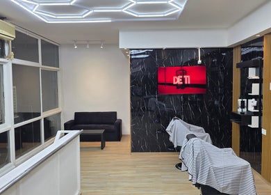 Interior de Silla Real Barber Studio en Montevideo, Departamento De Montevideo, UY, con elegantes detalles modernos.